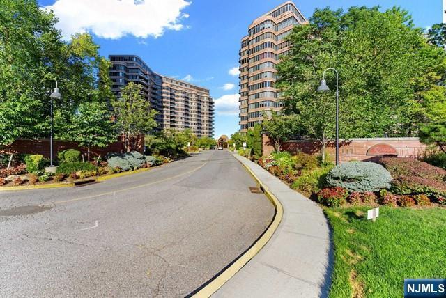 100 Carlyle Dr in Cliffside Park, NJ - Building Photo