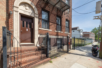 4021 61st St in Woodside, NY - Building Photo - Building Photo