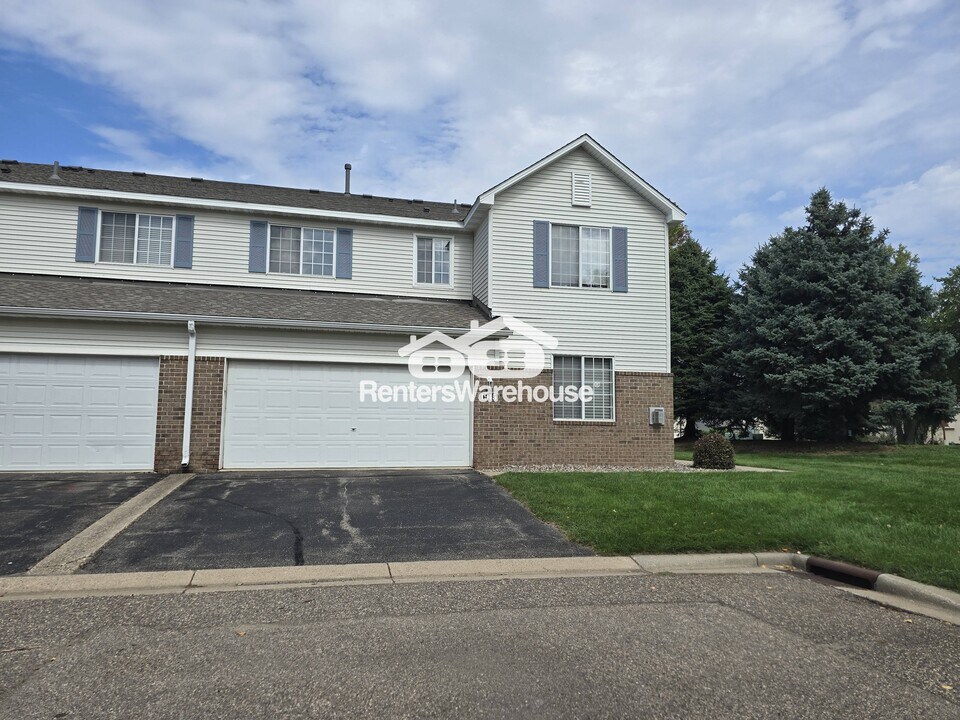 1945 Mockingbird Ave in Shakopee, MN - Building Photo
