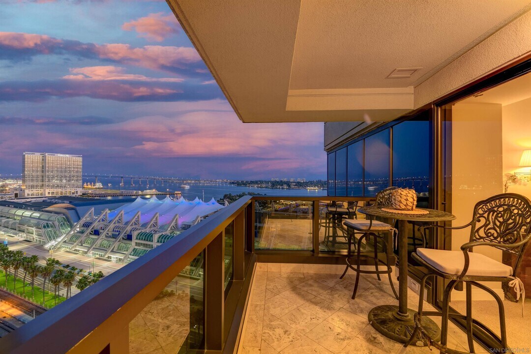 100 W Harbor Dr in San Diego, CA - Building Photo