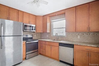 115 W 13 Mile Rd in Royal Oak, MI - Foto de edificio - Building Photo