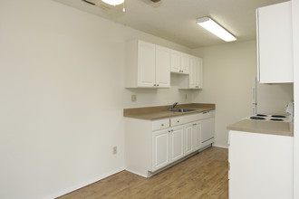 Greentree Village Apts - Income Qualified in Colorado Springs, CO - Foto de edificio - Interior Photo