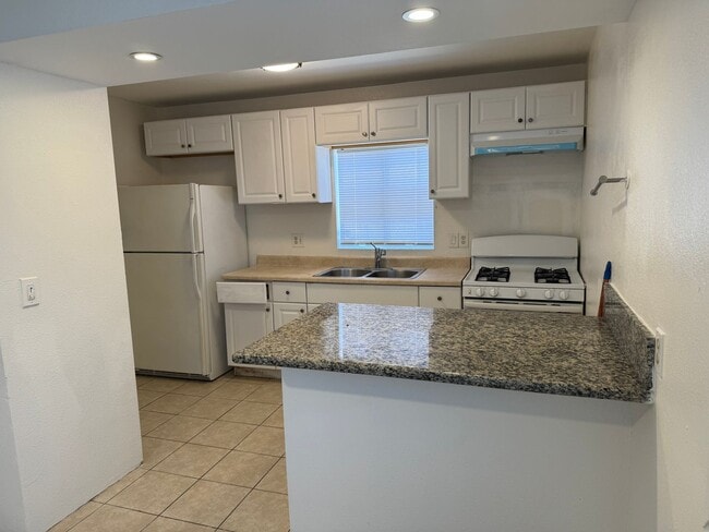 302 Sycamore Rd in San Diego, CA - Foto de edificio - Building Photo