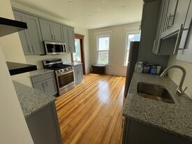 24 Winthrop Ter, Unit 1st Floor in Meriden, CT - Building Photo