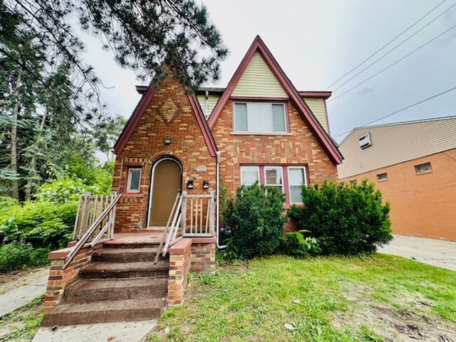 property at 15895 Cloverlawn Ave