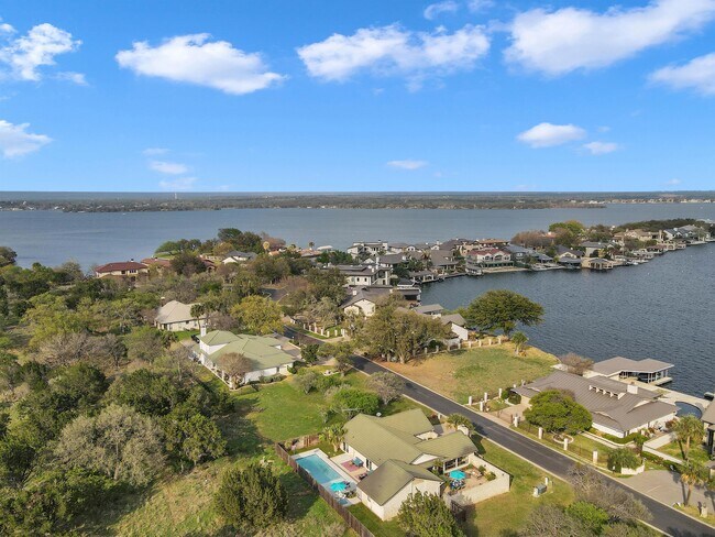 202 Lighthouse Dr in Horseshoe Bay, TX - Foto de edificio - Building Photo