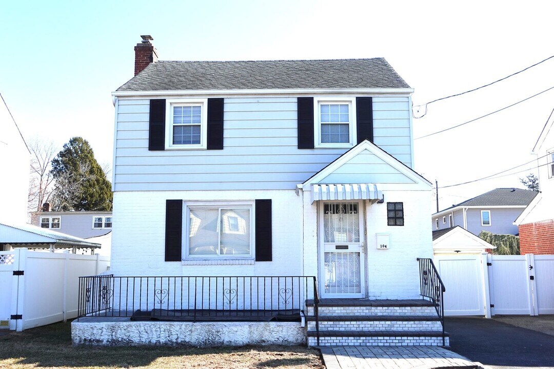 104 Perry St in Hempstead, NY - Building Photo