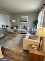 6605 Huntshire Dr in Elkridge, MD - Building Photo