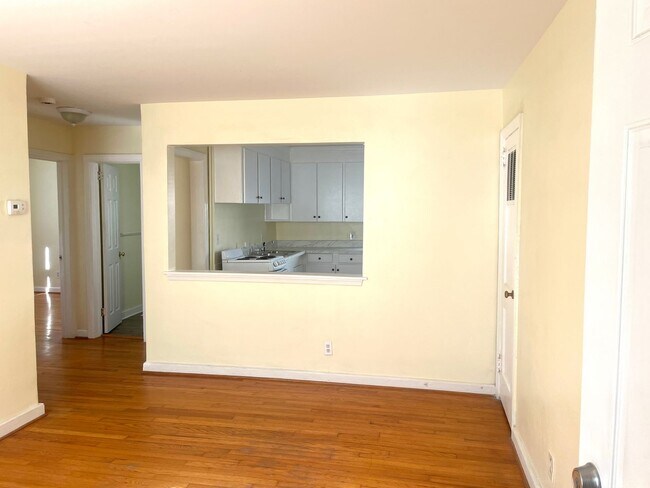 1423 W Ocean View Ave in Norfolk, VA - Building Photo - Building Photo