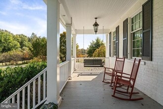 19937 Evergreen Mills Rd in Leesburg, VA - Building Photo - Building Photo