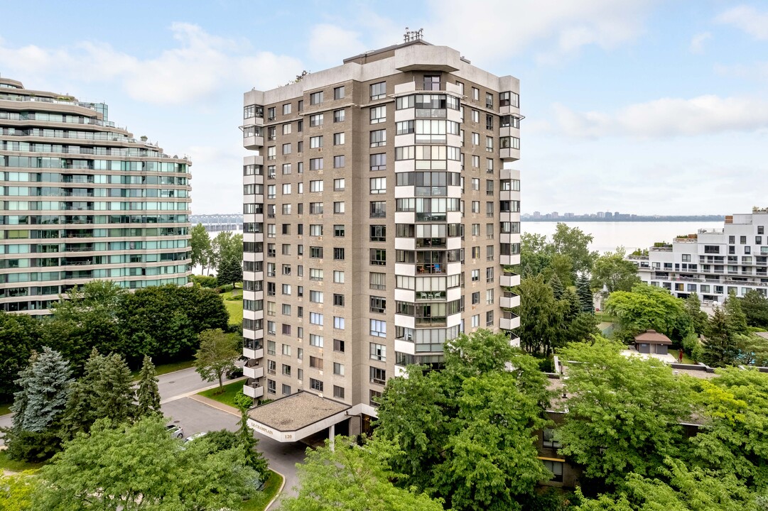 120 Ferland Rue in Montréal, QC - Building Photo