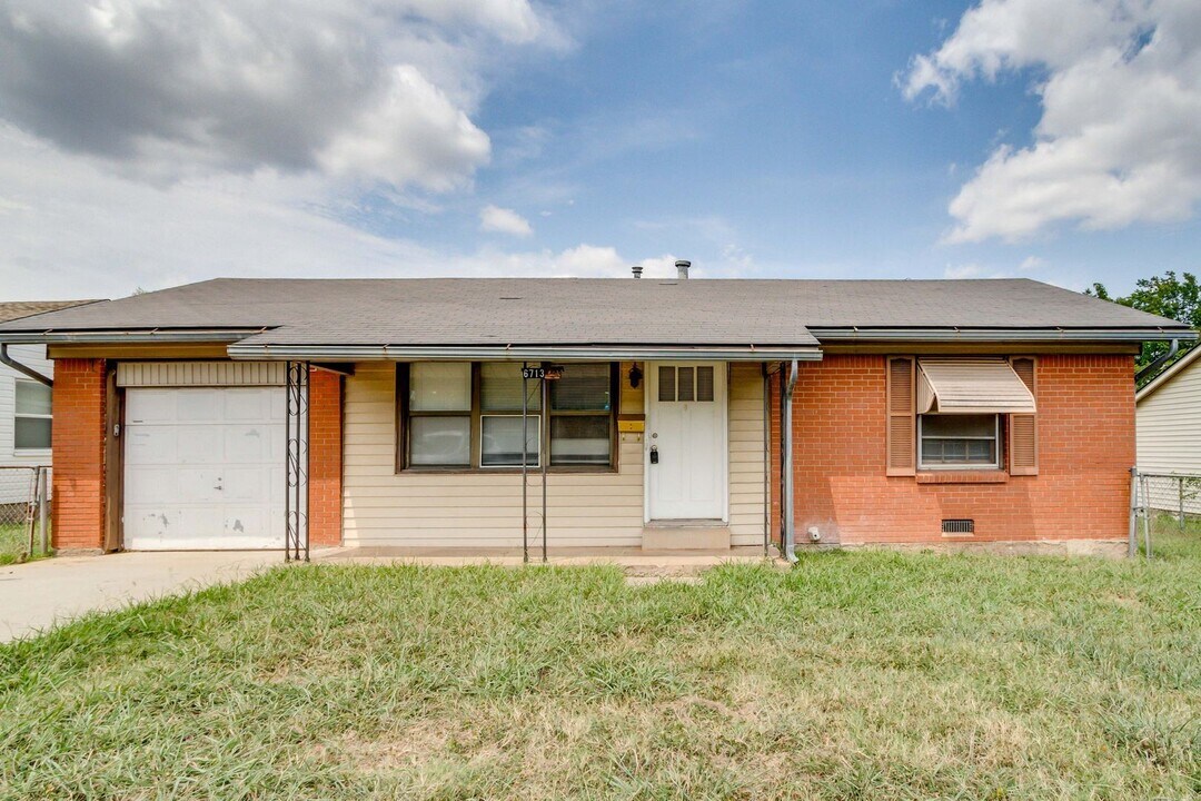 6713 SE 15th St in Midwest City, OK - Foto de edificio