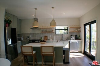 8587 Rugby Dr in West Hollywood, CA - Building Photo - Building Photo