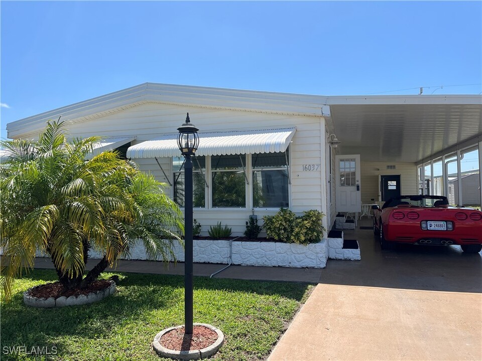 16037 Hibiscus Way in North Fort Myers, FL - Building Photo