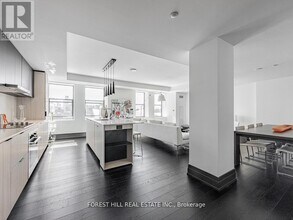 2 Avenue Rd in Toronto, ON - Building Photo - Building Photo