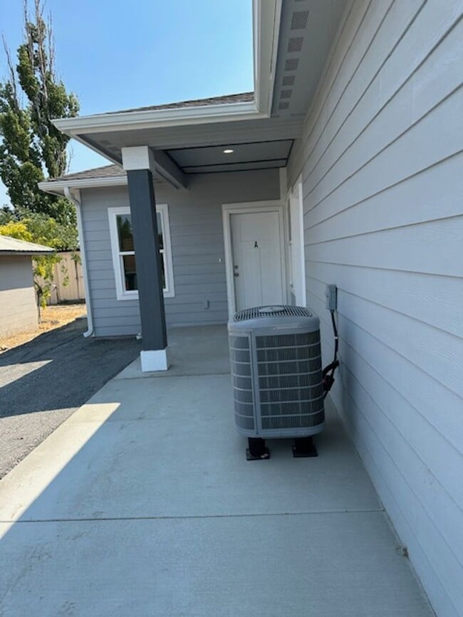 2719 W Peninsula Dr in Moses Lake, WA - Building Photo - Building Photo