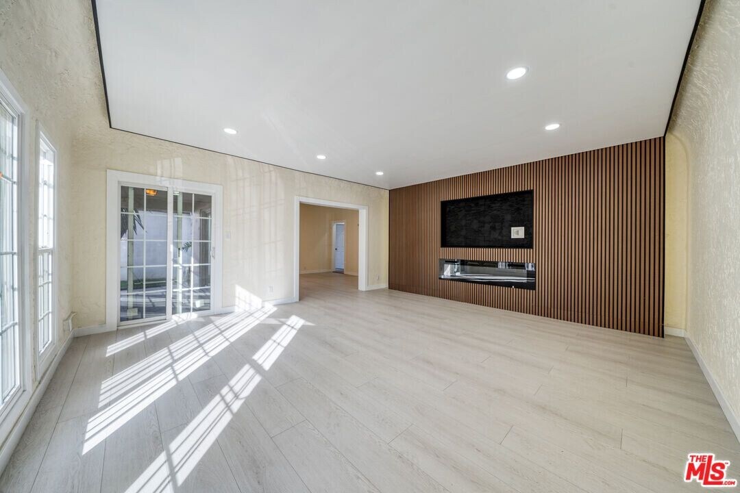 5355 W 8th St in Los Angeles, CA - Building Photo
