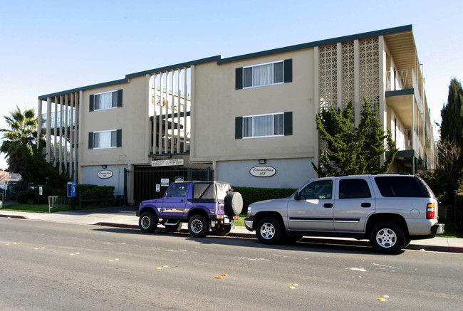 Carwood Arms Apartments in Redwood City, CA - Building Photo - Building Photo