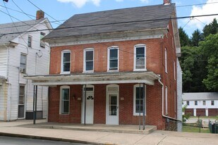118 W Main St in Windsor, PA - Building Photo