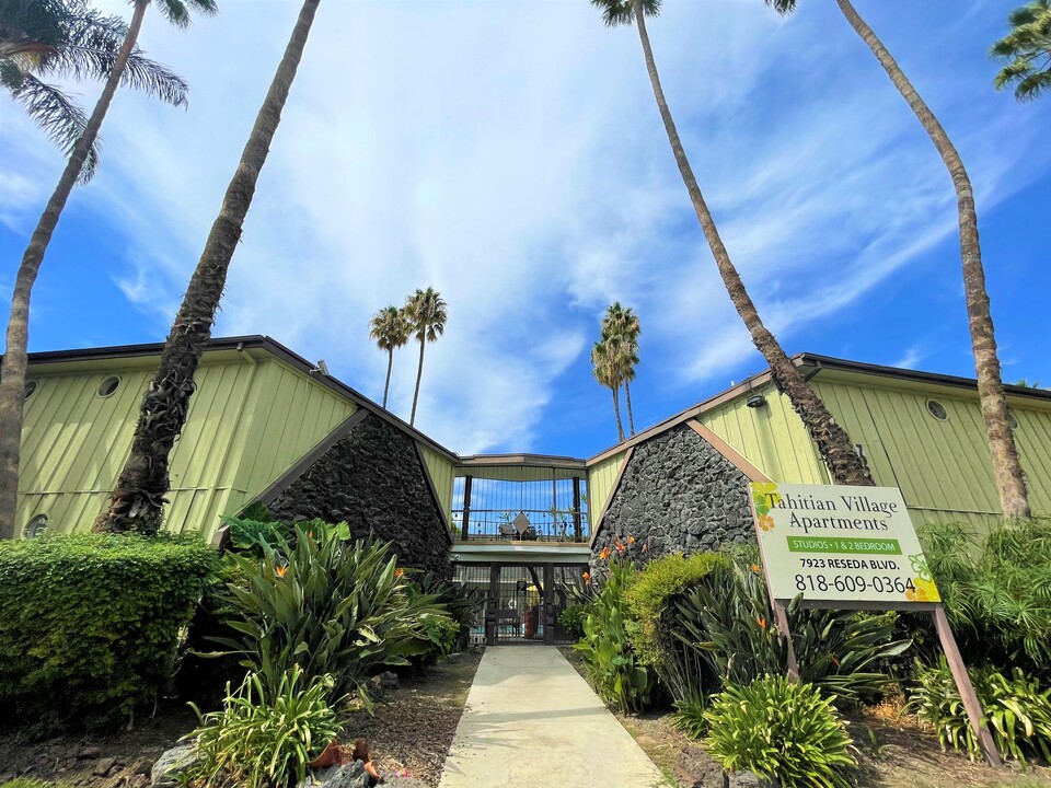 Tahitian Village Apartments in Reseda, CA - Foto de edificio