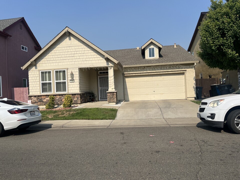 172 Bristol Way in Yuba City, CA - Building Photo