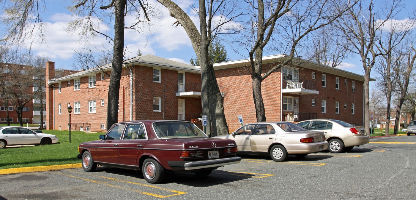 3801-3807 Clarks Ln in Baltimore, MD - Foto de edificio