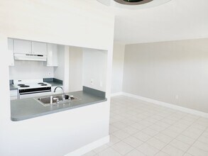 1001 77th Ave N, Unit 205 in St. Petersburg, FL - Building Photo - Building Photo