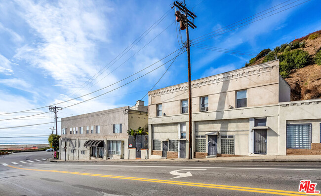 109 Chautauqua Blvd in Santa Monica, CA - Building Photo - Building Photo