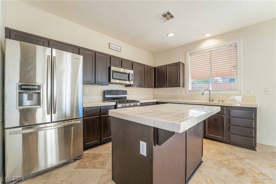 829 Dancing Vines Ave in Las Vegas, NV - Foto de edificio