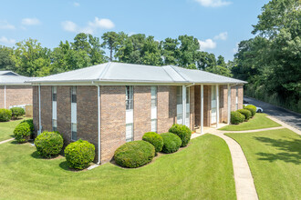 Chateau Orleans in Vestavia, AL - Foto de edificio - Building Photo