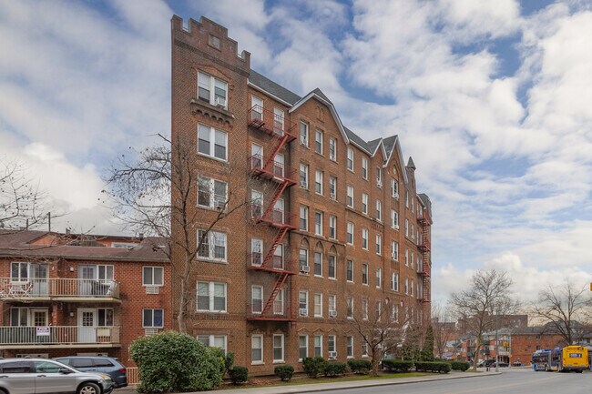 Castle Court in Kew Gardens, NY - Building Photo - Building Photo