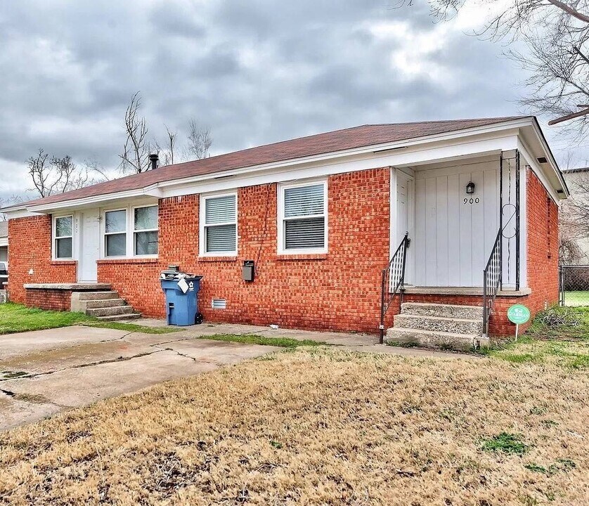 900 E Rose Dr in Midwest City, OK - Building Photo