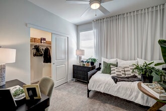 Solstice at Fiddyment Ranch in Roseville, CA - Foto de edificio - Interior Photo