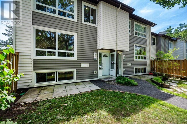 15 Banner Rd in Ottawa, ON - Building Photo - Building Photo