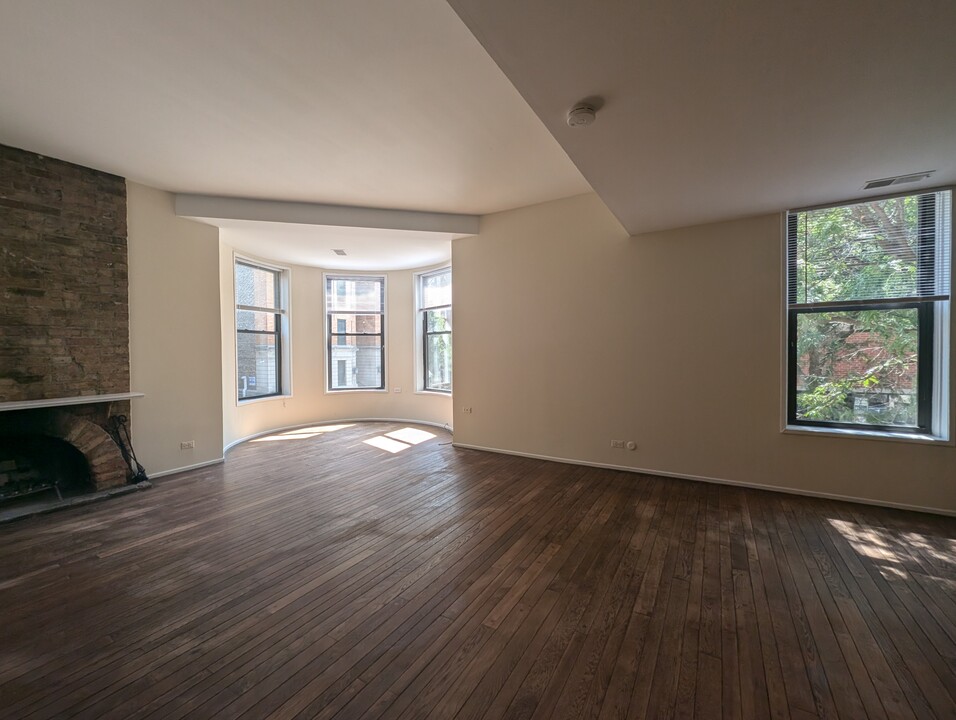 604 W Surf St, Unit 2 in Chicago, IL - Building Photo