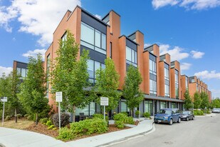 3016 Parkdale Blvd NW in Calgary, AB - Building Photo