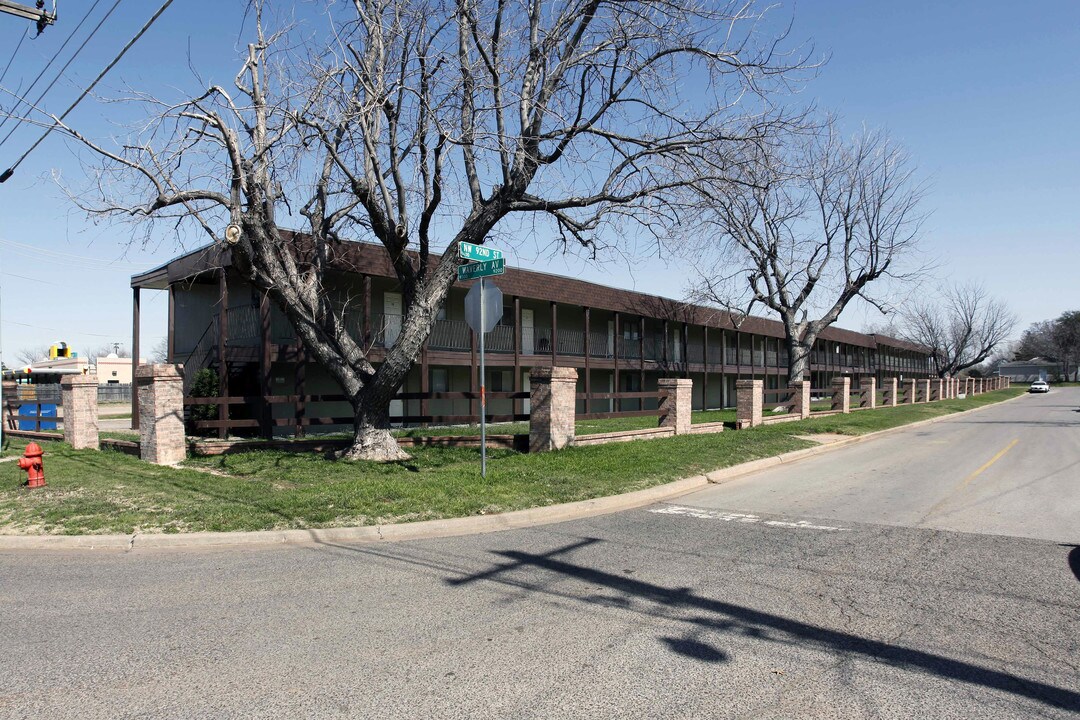English Village North Apartments in Oklahoma City, OK - Building Photo