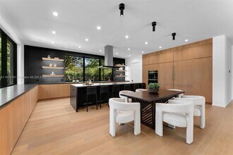 9261 School House Rd in Coral Gables, FL - Foto de edificio - Building Photo