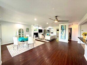 2120 Southridge Dr in Palm Springs, CA - Building Photo - Building Photo