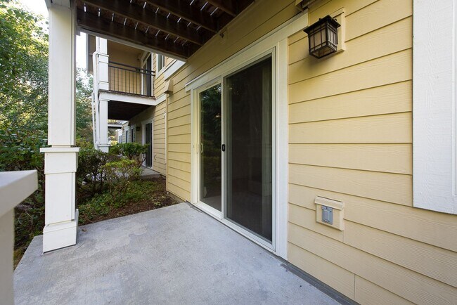 5551 Lakemont Blvd SE in Bellevue, WA - Building Photo - Building Photo