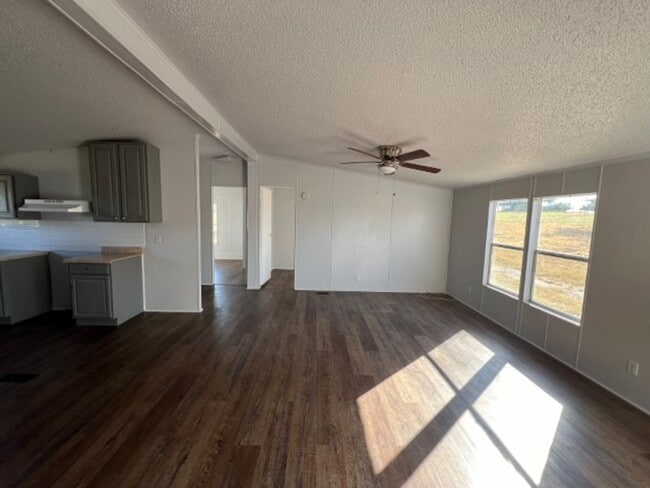 373 County Rd 119 in Floresville, TX - Building Photo - Building Photo