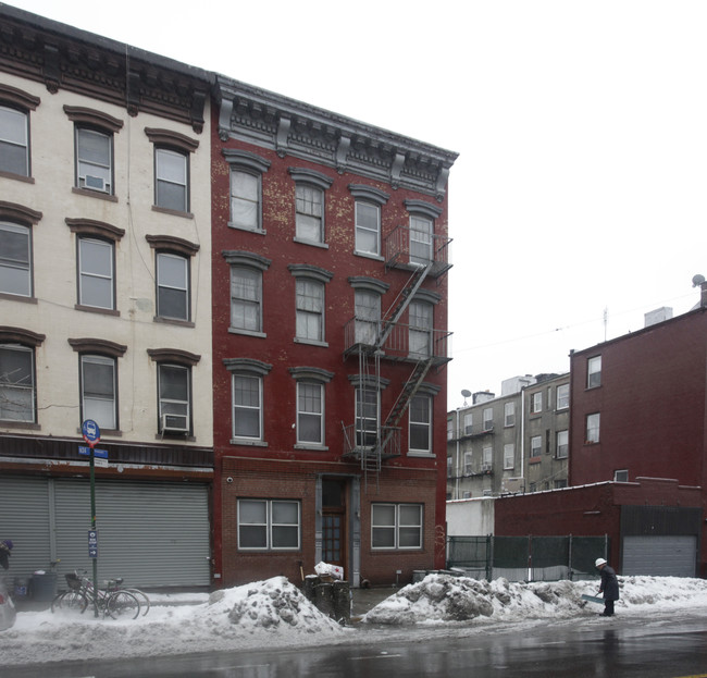 96 Greenpoint Ave in Brooklyn, NY - Building Photo - Building Photo