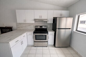 7891 W 29th Way in Hialeah, FL - Building Photo - Building Photo