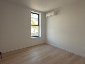 5722 Myrtle Ave, Unit 2 in Ridgewood, NY - Foto de edificio - Building Photo