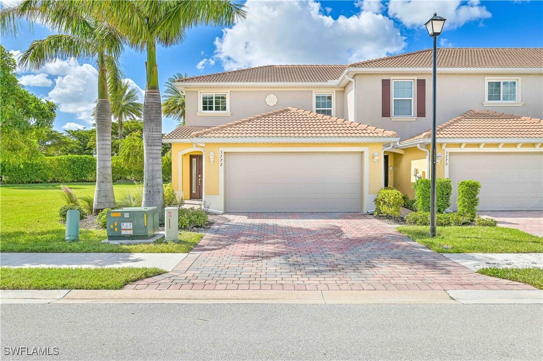 3772 Crofton Court in Ft. Myers, FL - Foto de edificio