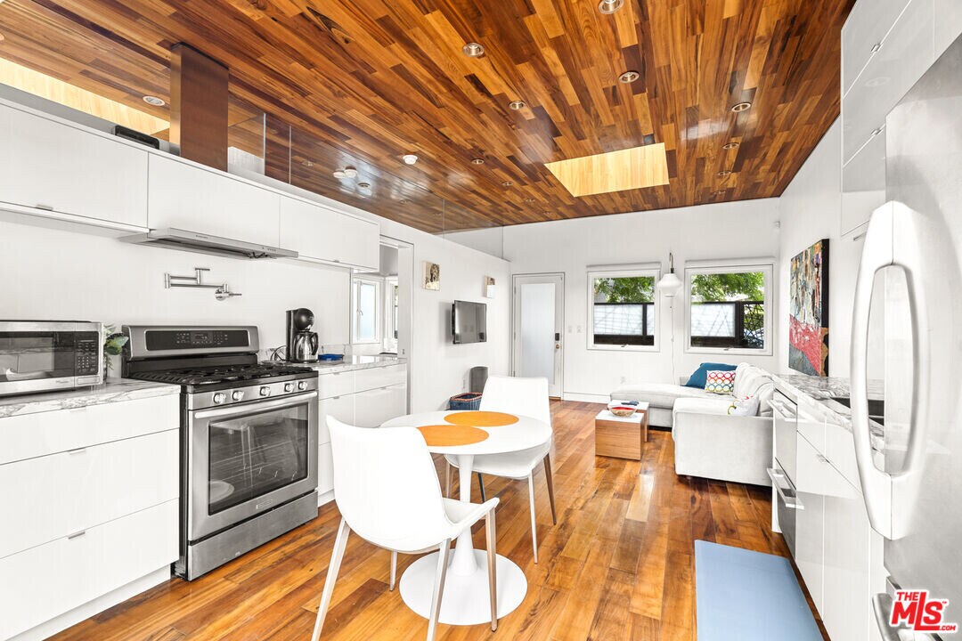 522 Rialto Ave in Los Angeles, CA - Building Photo