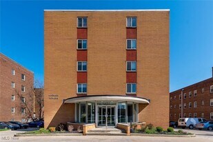 12050 Lake Ave in Lakewood, OH - Building Photo