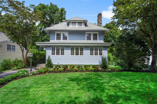 32 Stuyvesant Ave in Larchmont, NY - Building Photo - Building Photo