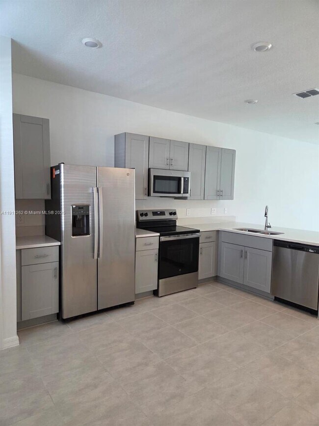 3013 Skyline Lp in Kissimmee, FL - Building Photo - Building Photo