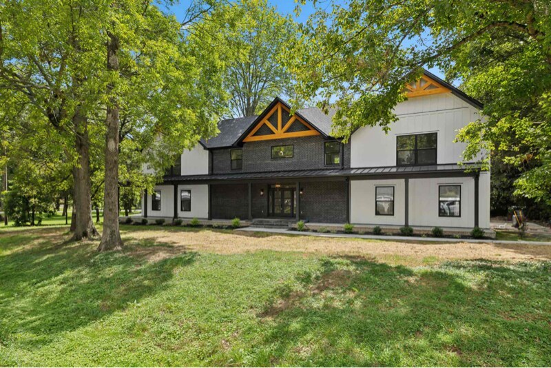 102 Cayce Valley Dr in Columbia, TN - Building Photo